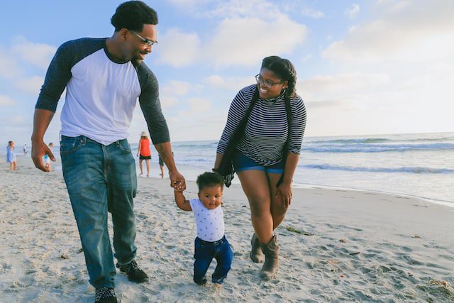 Padres e hija en la playa