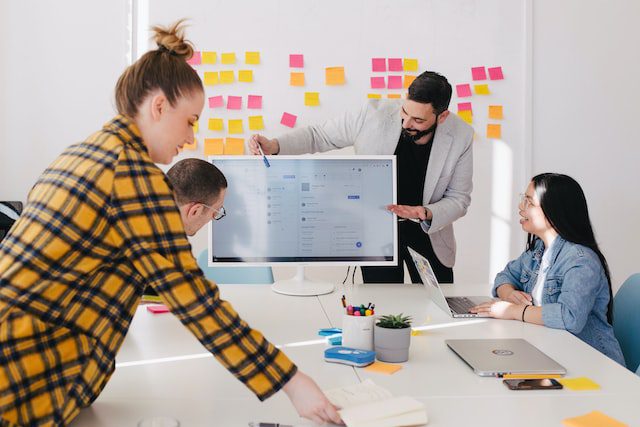 Equipo de trabajo planificando en oficina