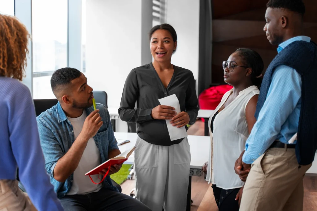 Democrático liderazgo mujer en equipo de trabajo