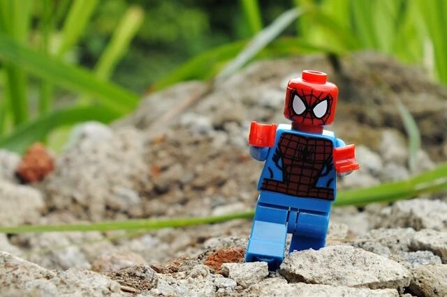 Lego Spiderman como liderazgo afiliativo